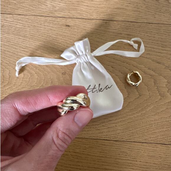 Ettika - Twisted Hoop Earrings in Gold Tone - Picture 2 of 2